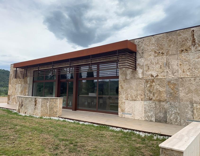 L’esterno dell’Infopoint di Roselle, che si trova sulla strada per il Parco archeologico