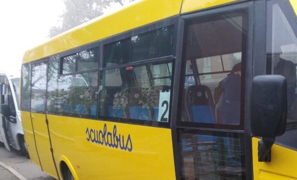 Separato dai compagni di classe sul bus, genitori contro la scuola 