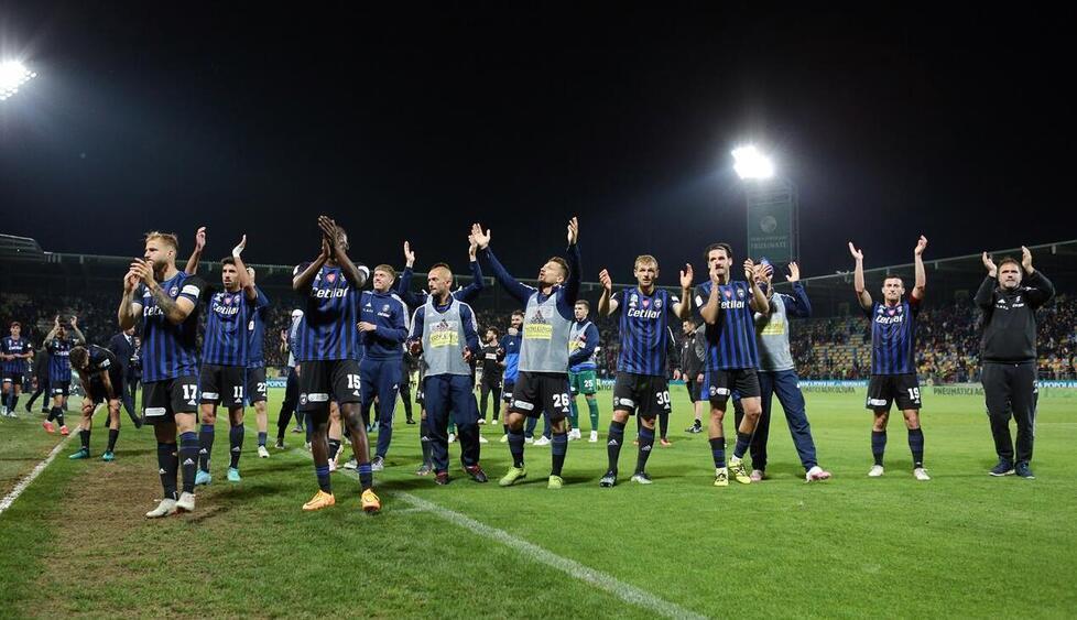 Il saluto della squadra alla fine della partita di Frosinone
