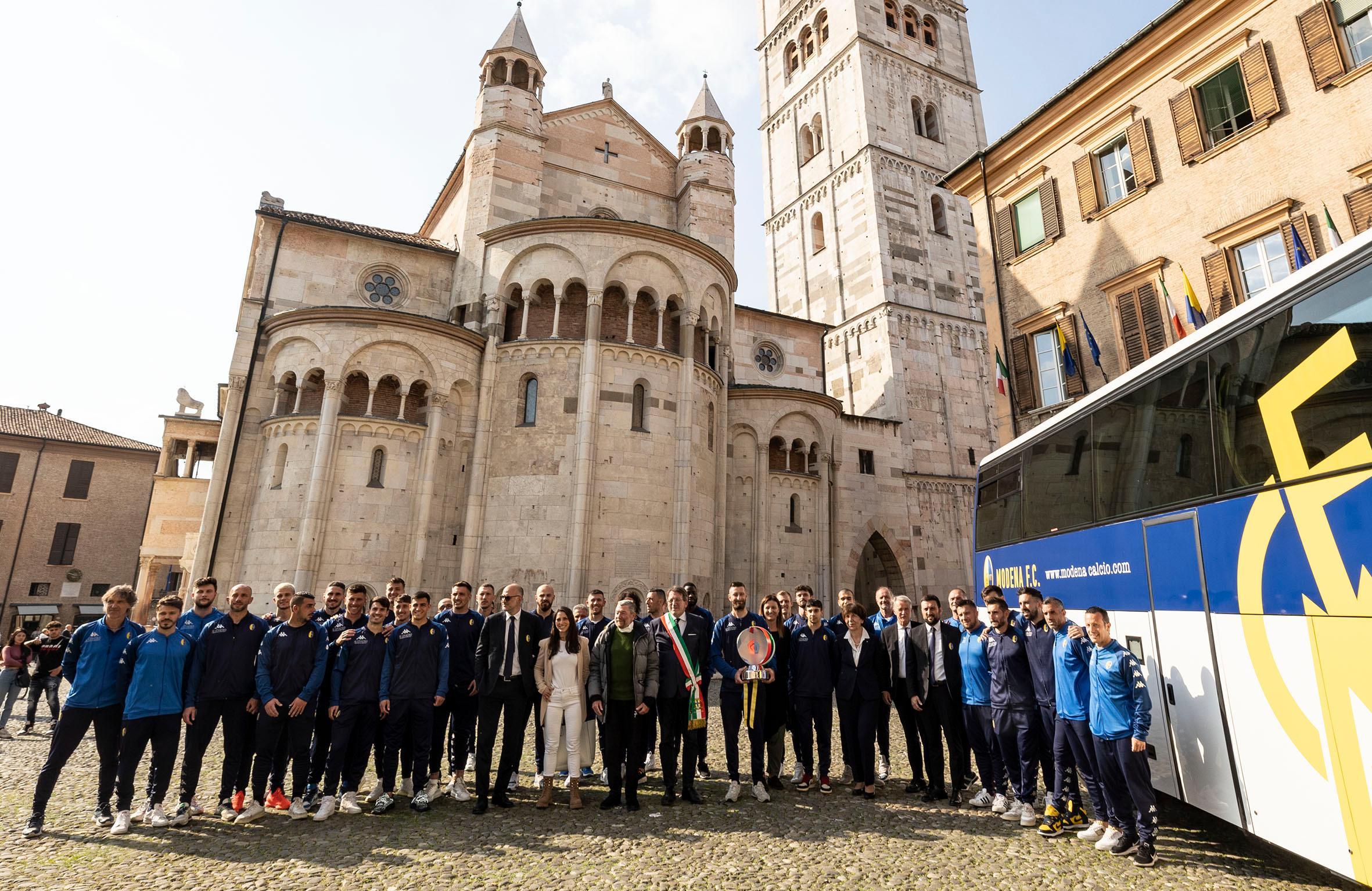 Festa in Municipio per il Modena campione. La squadra al completo porta la coppa al sindaco