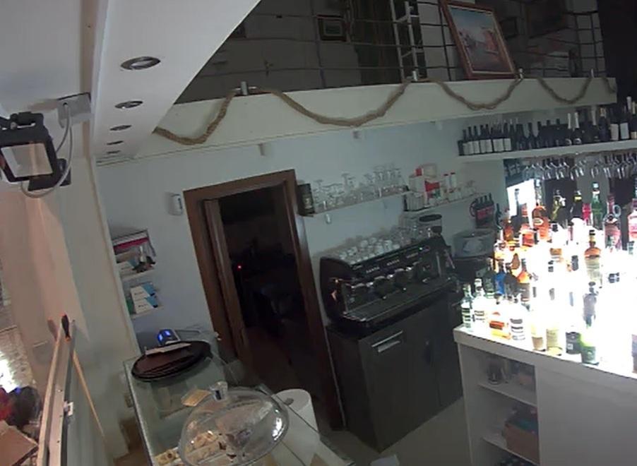 Ancora un furto di notte alla Caffetteria Grande: «Basta, è così ogni weekend» 