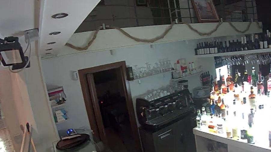 Ancora un furto di notte alla Caffetteria Grande: «Basta, è così ogni weekend»