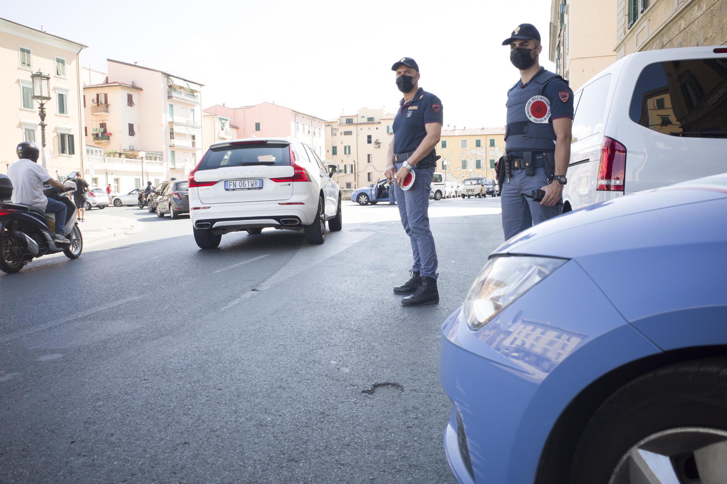 Due agenti della Squadra volante della polizia di Stato (foto d'archivio)