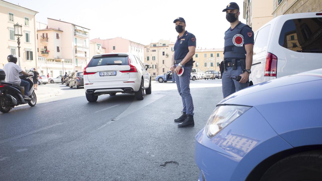 Due agenti della Squadra volante della polizia di Stato (foto d'archivio)