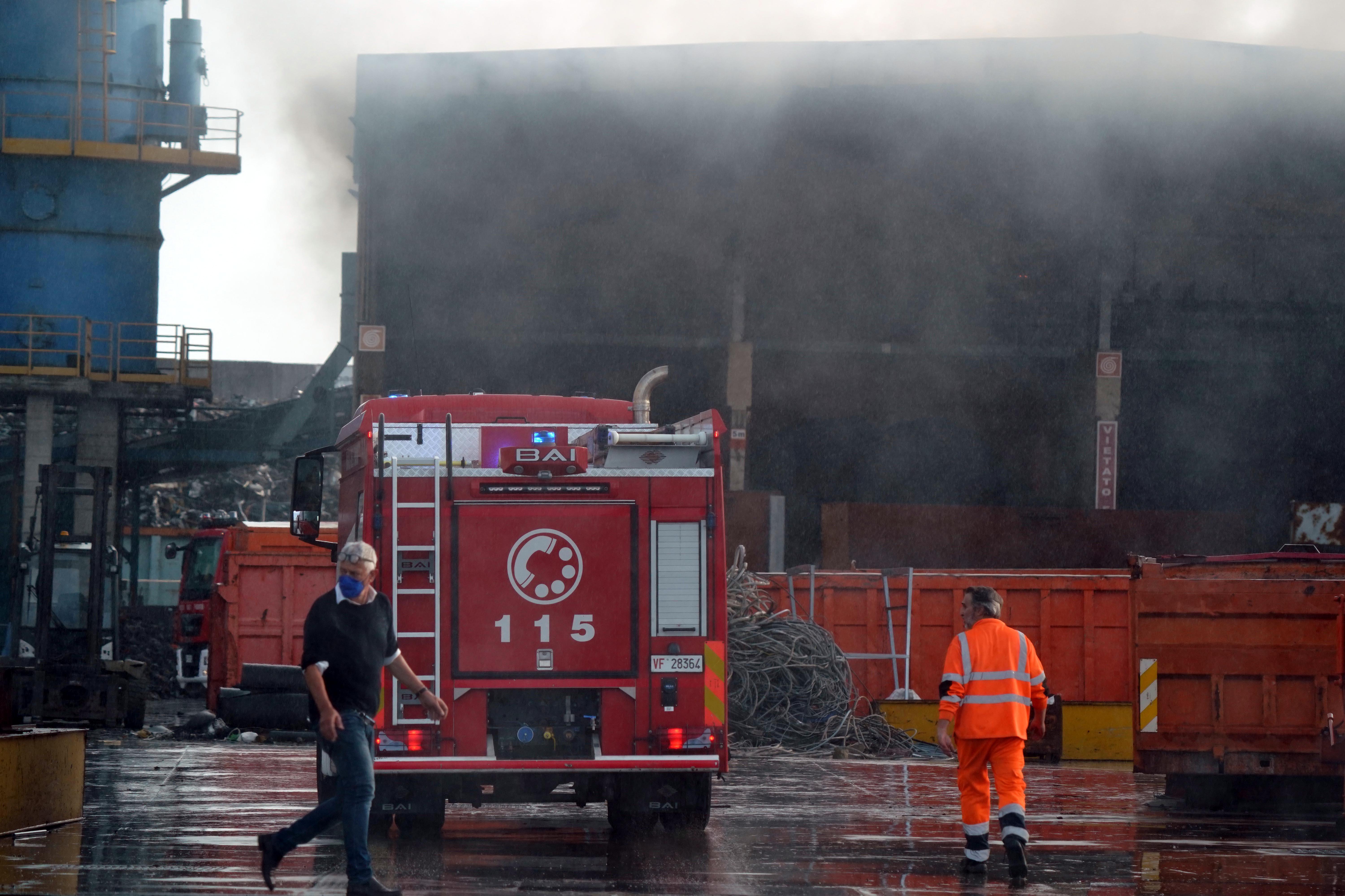 I vigili del fuoco alla Ecoacciai di Pontedera per spegnere l'incendio all'interno della ditta che si occupa di rifiuti ferrosi e non ferrori (foto Franco Silvi)