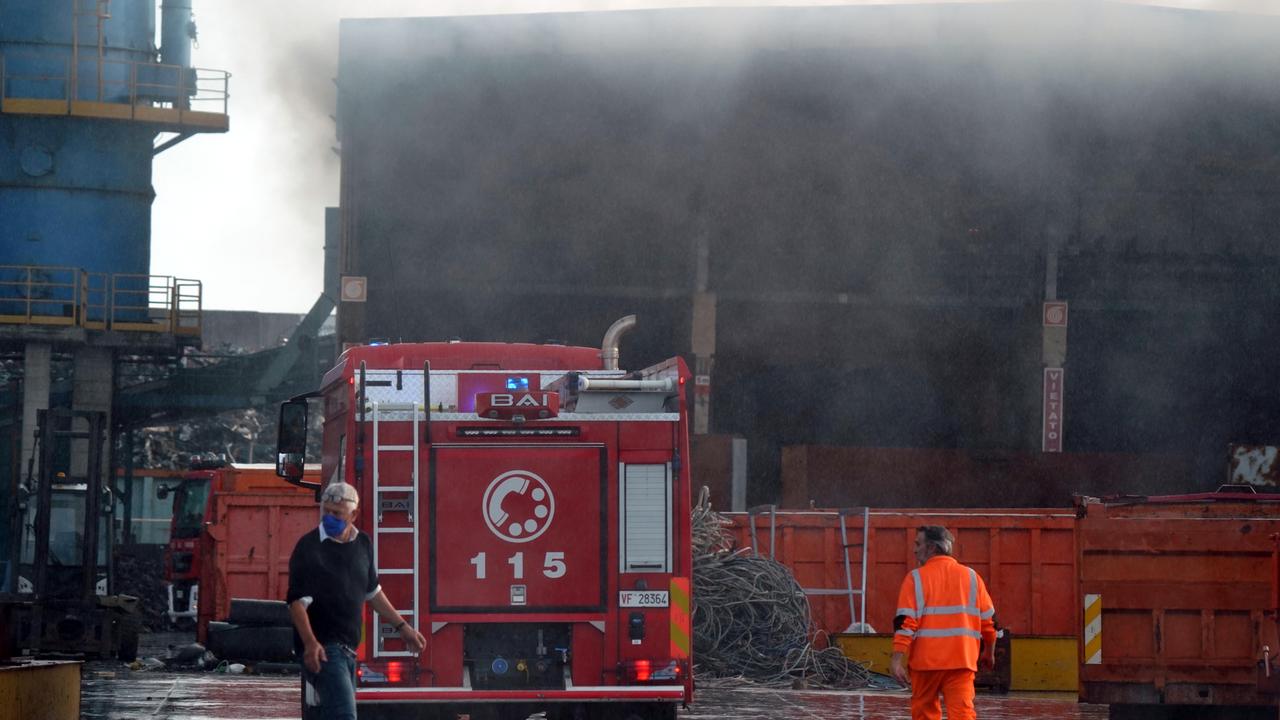 I vigili del fuoco alla Ecoacciai di Pontedera per spegnere l'incendio all'interno della ditta che si occupa di rifiuti ferrosi e non ferrori (foto Franco Silvi)