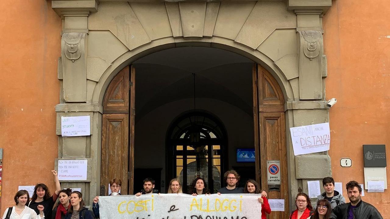 Il presidio delle rappresentanze studentesche davanti al rettorato dell'Università di Firenze