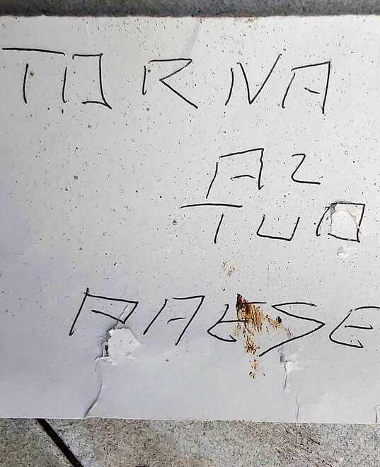 Modena, torna al Sud: chiude il negozio e trova dei messaggi razzisti 
