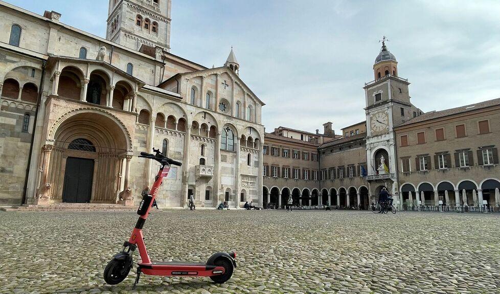 Modena.  Ecco il monopattino del futuro Con le frecce e due cavalletti