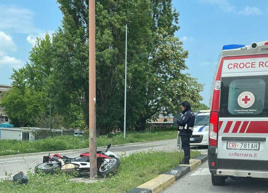 Ferrara, si schianta sul palo con la moto sportiva 