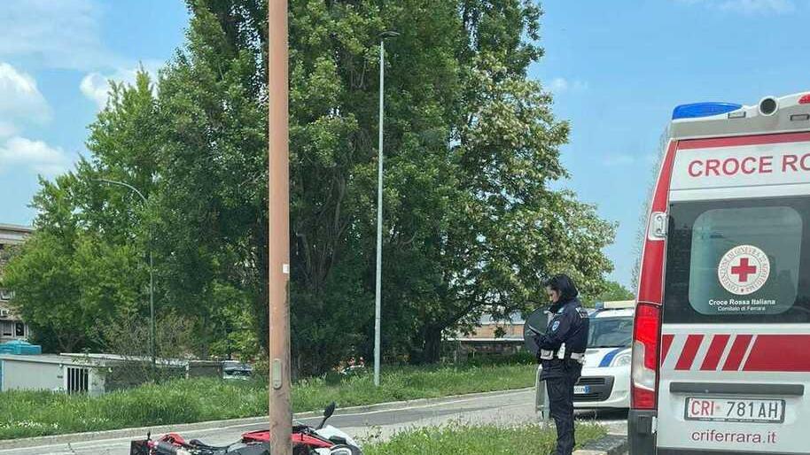 Ferrara, si schianta sul palo con la moto sportiva
