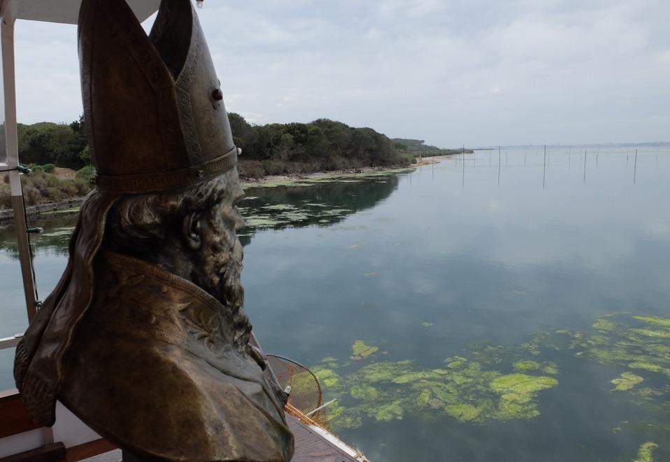 Orbetello, le alghe invadono la laguna. E fermano persino San Biagio 