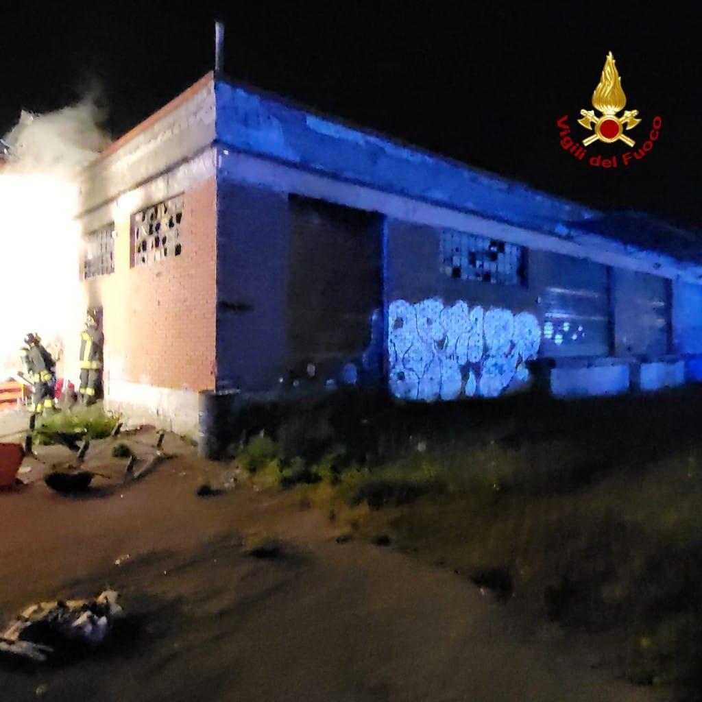 Paura nella notte, incendio in un capannone di via de Pazzi - Foto 