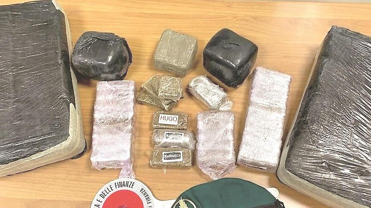 Il carico di hashish sequestrato dai finanzieri all’uomo di Castelfiorentino arrestato