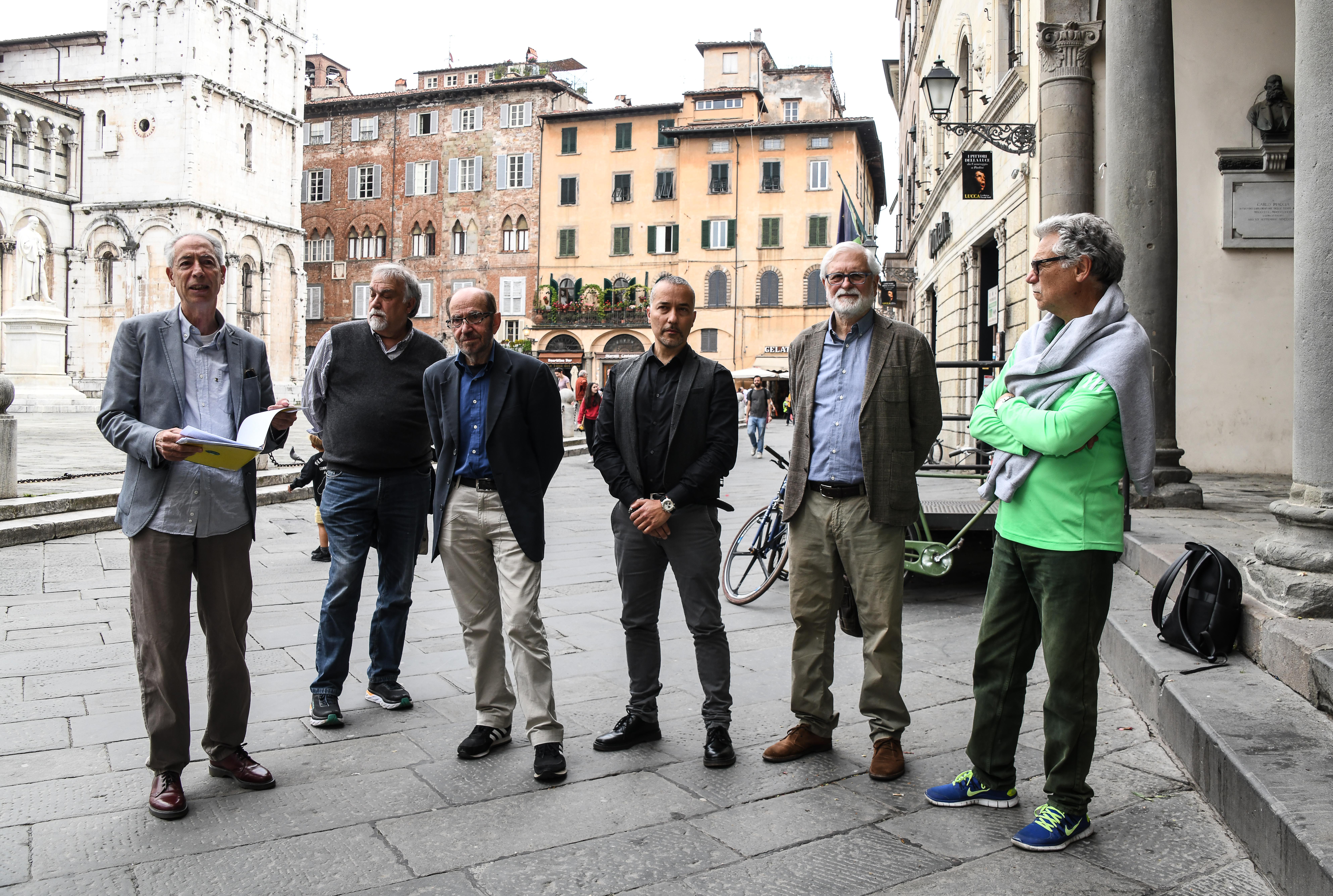 Esponenti della lista in piazza San Michele