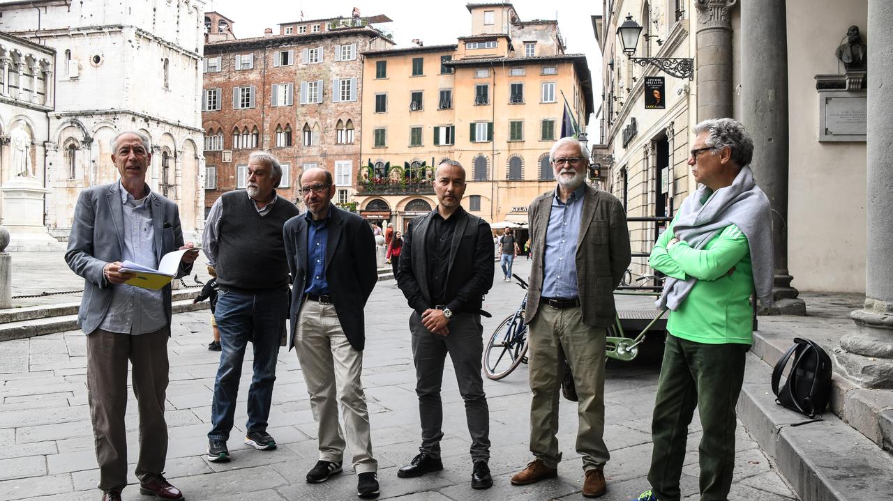 Esponenti della lista in piazza San Michele