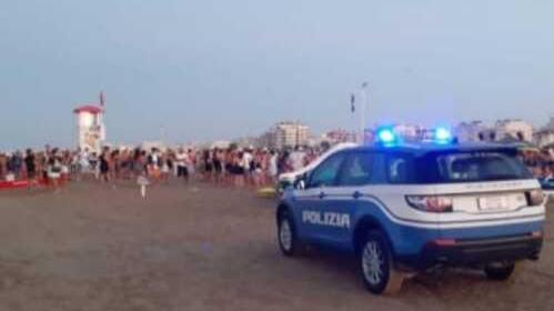 La polizia durante controlli a una festa (foto d’archivio)