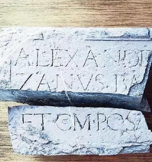 Due pezzi dell’antica lapide del Verrazzano