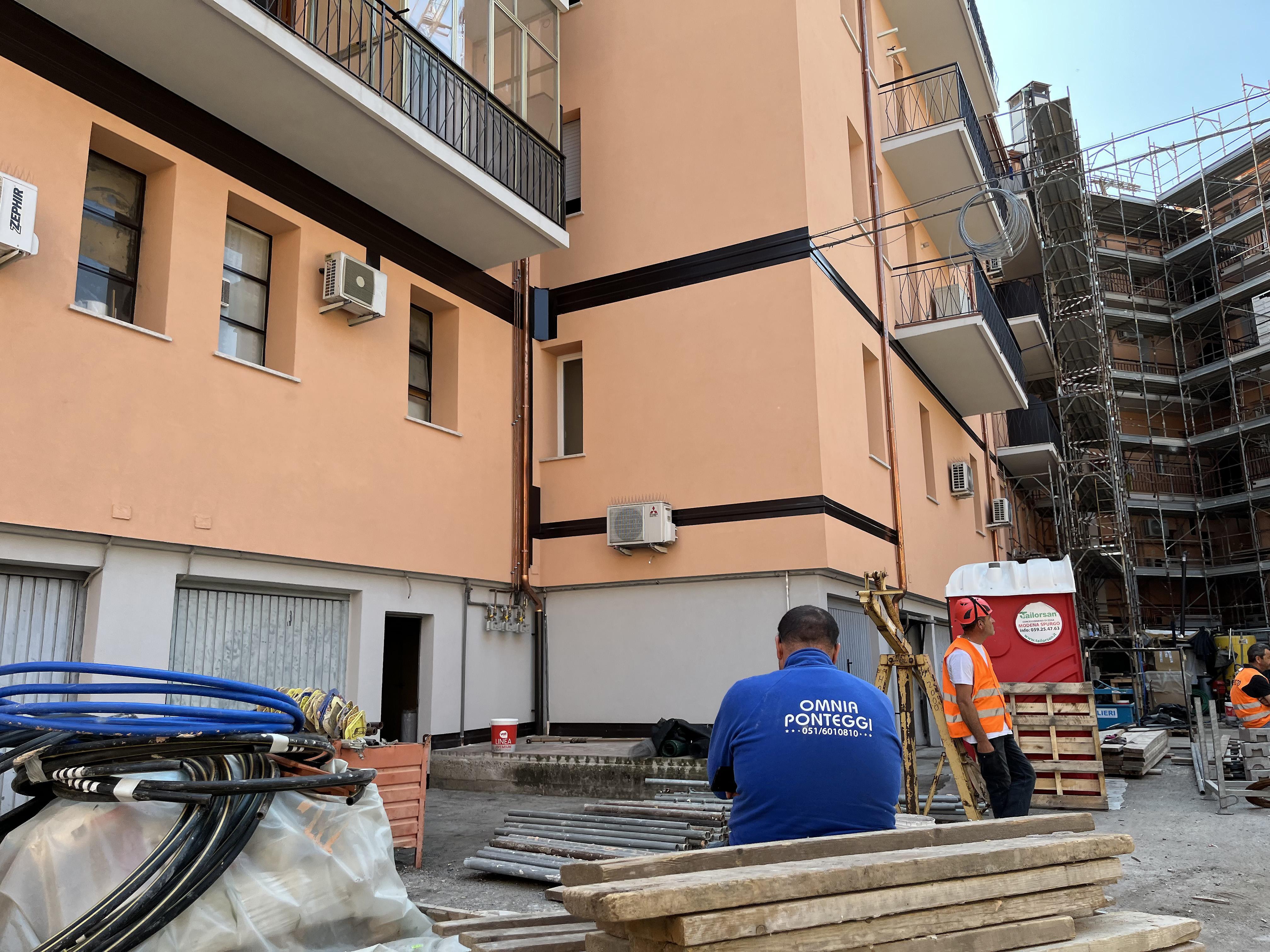 Ferrara, precipita nel vuoto dal quarto piano: operaio muore a 36 anni