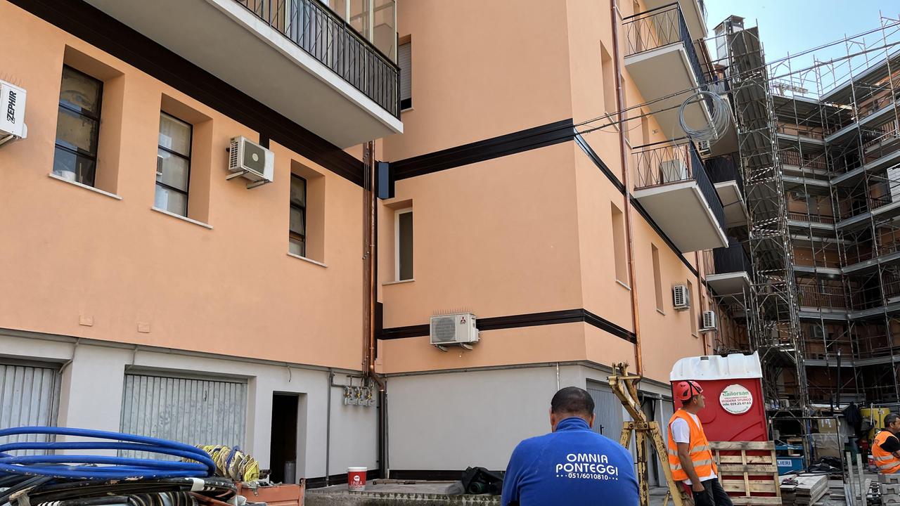 Ferrara, precipita nel vuoto dal quarto piano: operaio muore a 36 anni