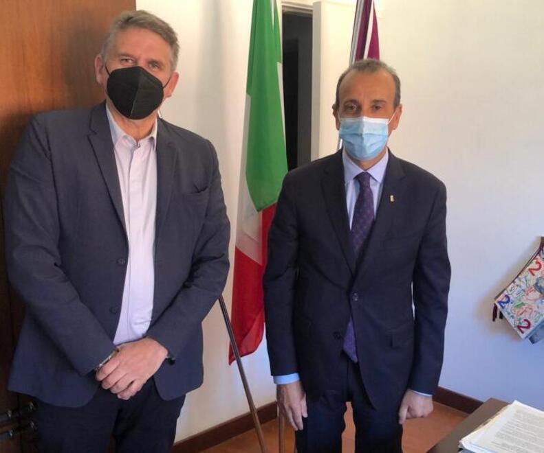 A sinistra Luigi Micheletti di Confesercenti con il questore Gaetano Bonaccorso