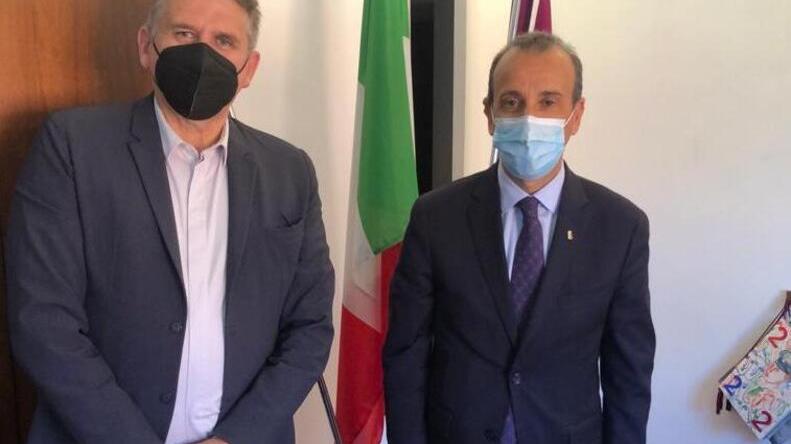 A sinistra Luigi Micheletti di Confesercenti con il questore Gaetano Bonaccorso