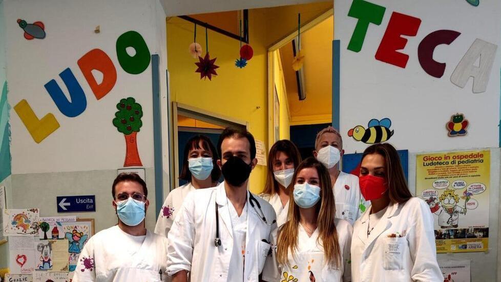 Il neurologo pediatrico Alessandro Orsini (al centro) con l’équipe medica dell’ospedale Santa Chiara di Pisa che ha seguito e curato la bambina ucraina di 3 mesi