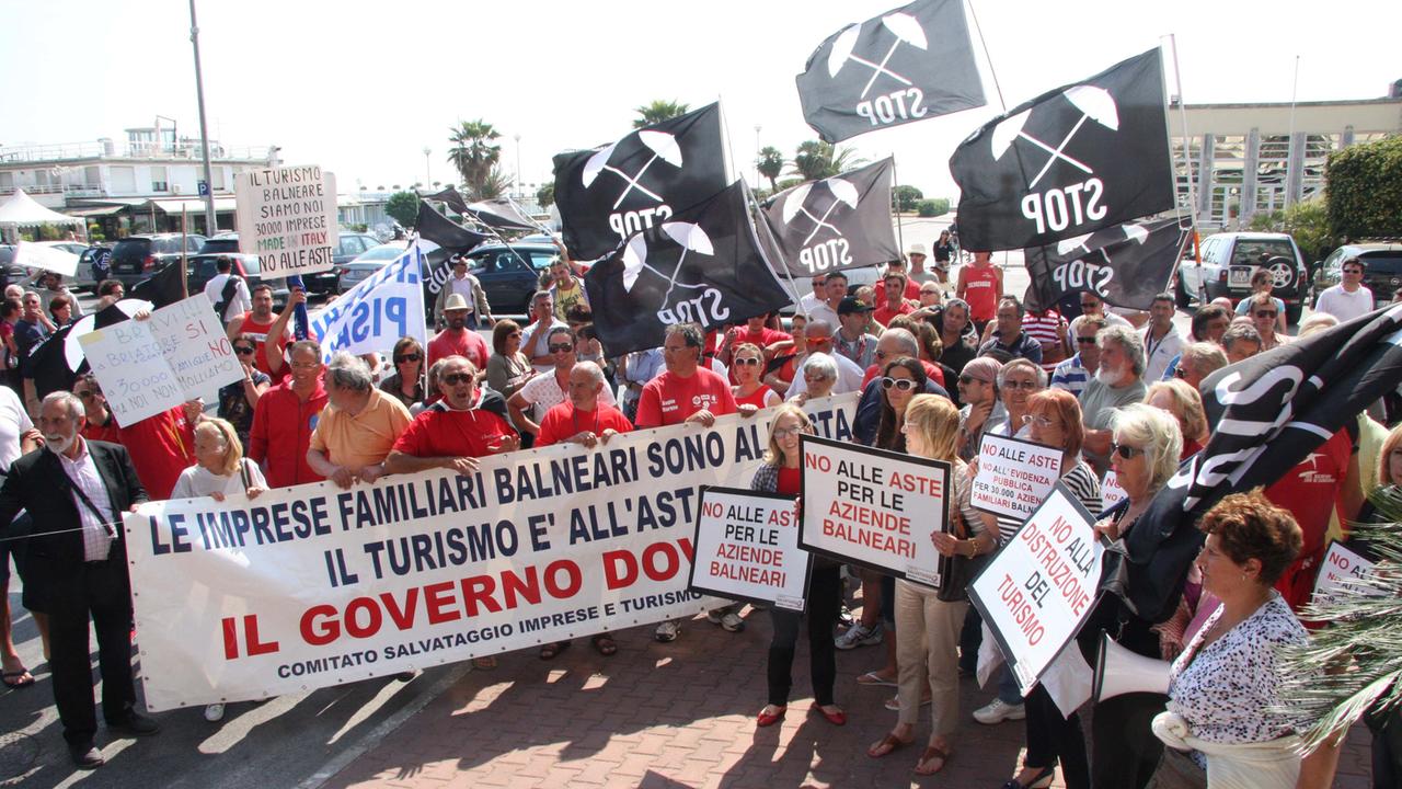 Una protesta contro le aste organizzata dai balneari versiliesi all’inizio della battaglia anti-Bolkestein