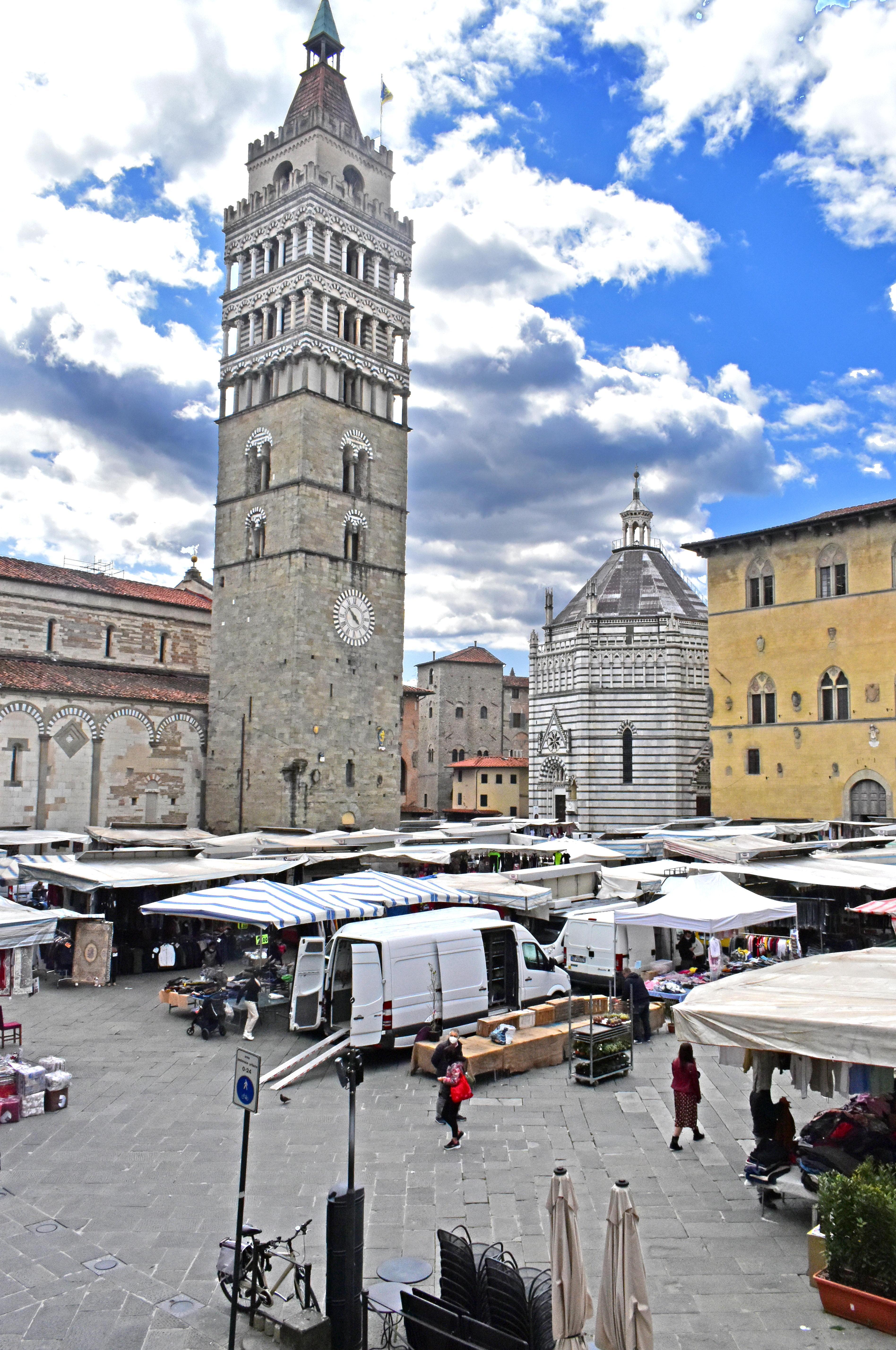 Bancarelle del mercato bisettimanale in piazza del Duomo