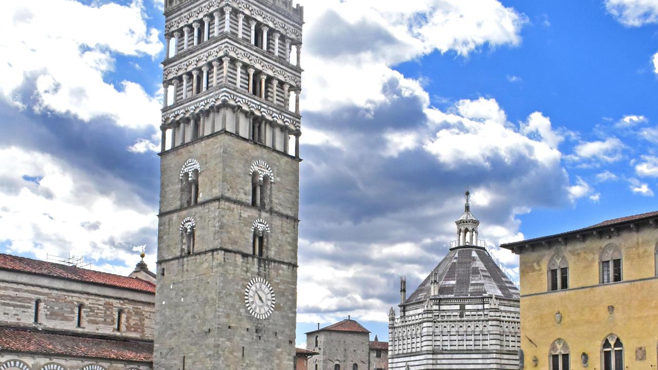 Bancarelle del mercato bisettimanale in piazza del Duomo