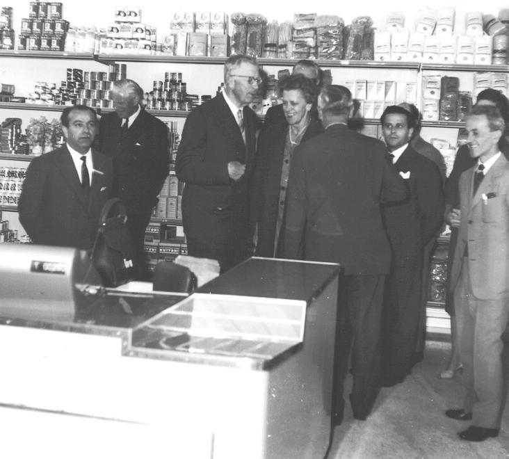 Il giorno dell’inaugurazione del villaggio. Il primo a sinistra è Otello Carraresi, il sindaco di Castiglione che fece l’accordo per fondare il villaggio. Il terzo da sinistra è re Gustavo VI Adlolfo di Svezia.