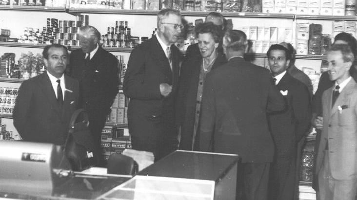 Il giorno dell’inaugurazione del villaggio. Il primo a sinistra è Otello Carraresi, il sindaco di Castiglione che fece l’accordo per fondare il villaggio. Il terzo da sinistra è re Gustavo VI Adlolfo di Svezia.