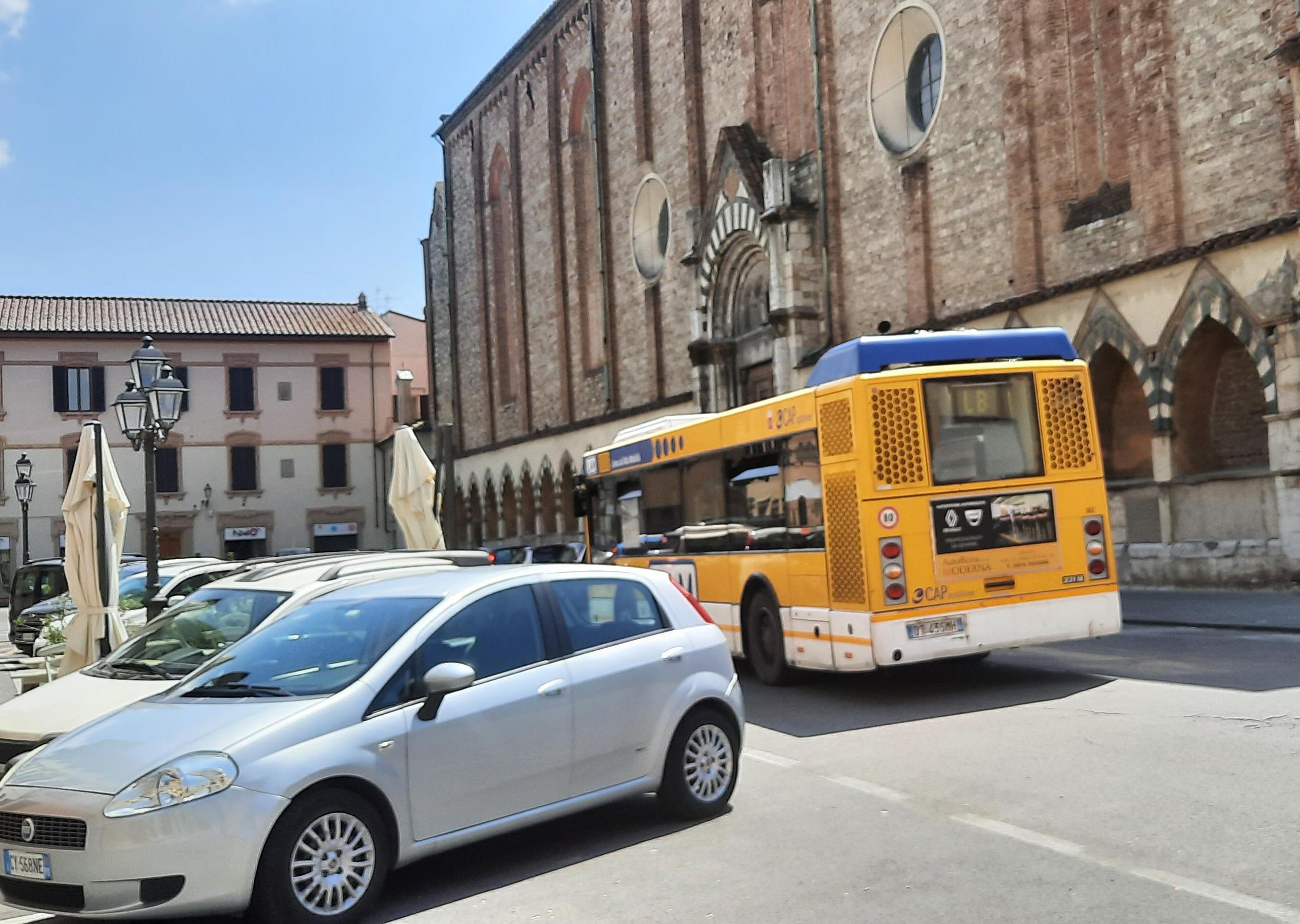 «Nel centro storico solo bus elettrici»: la richiesta di un centinaio di residenti di Prato