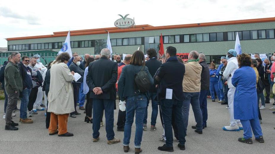 Lavoratori e sindacati davanti allo stabilimento Alival di Ponte Buggianese