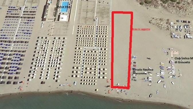 In rosso, il tratto di spiaggia che è stato aggiudicato in via provvisoria al bagno Dolce Vita a Marina di Grosseto