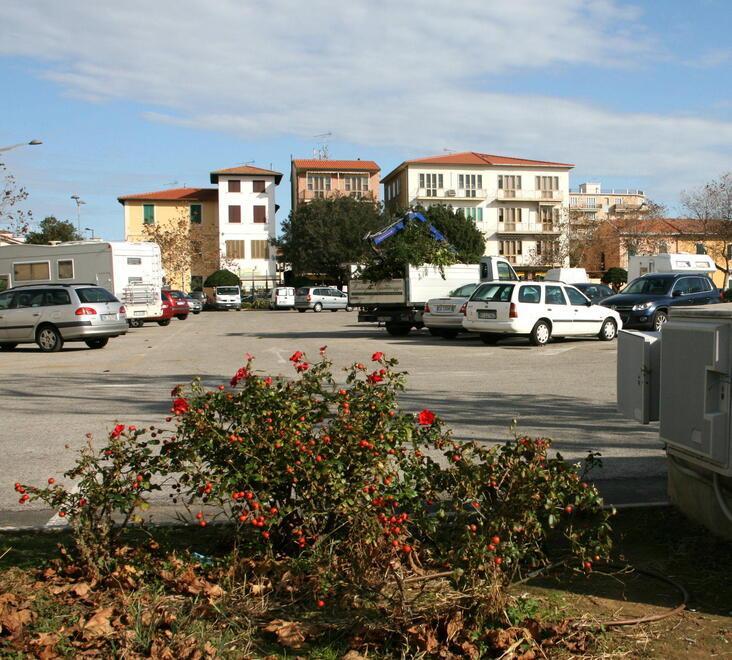 Uno scorcio di piazza Monte alla Rena, a Rosignano Solvay
