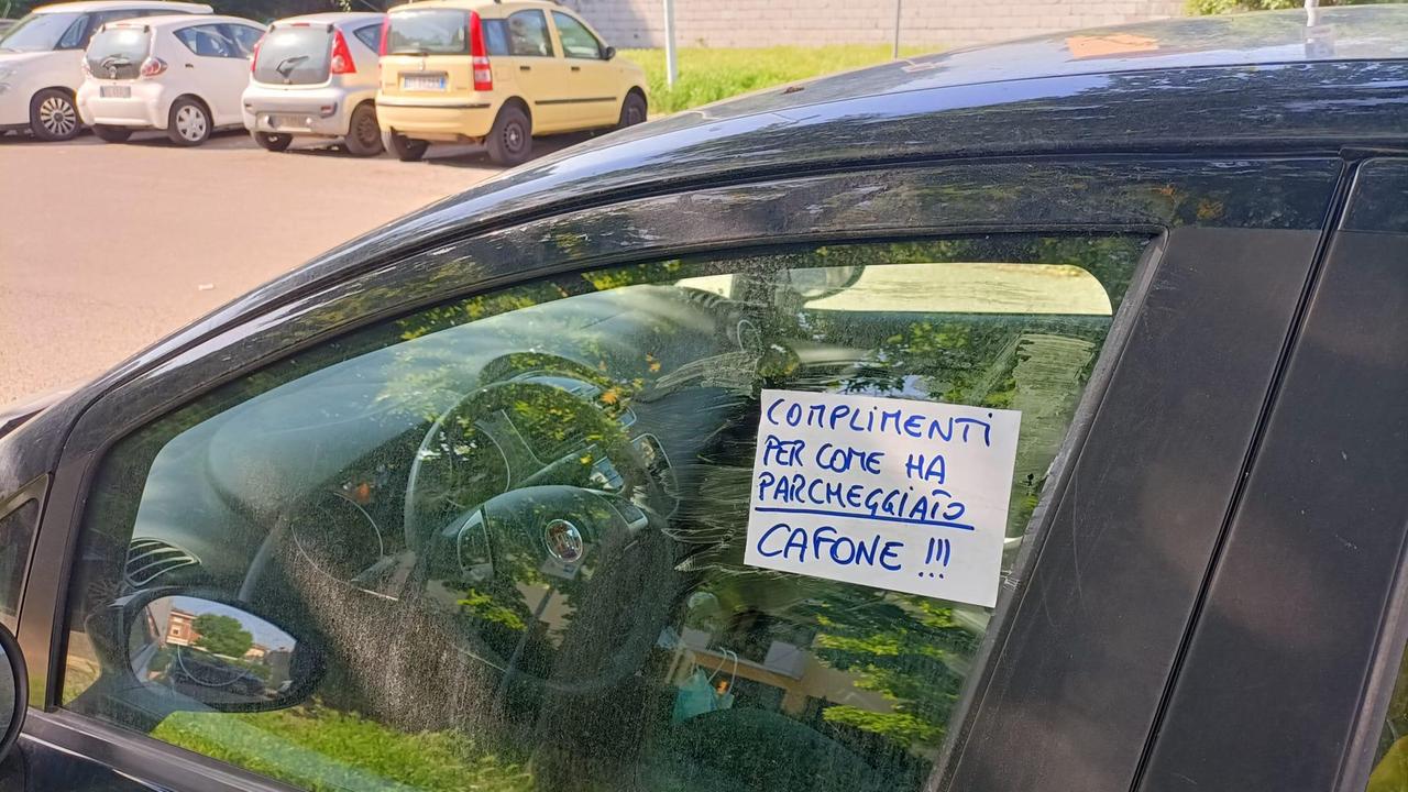 Uno dei biglietti attaccati ai finestrini della auto