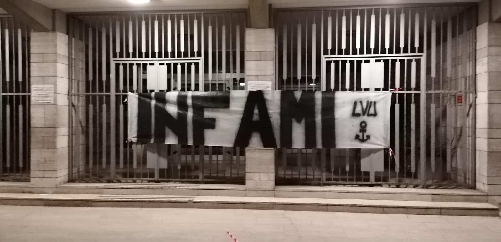 Strage di Viareggio, striscione di protesta davanti al Comune: "Infami, 200mila euro di vergogna"