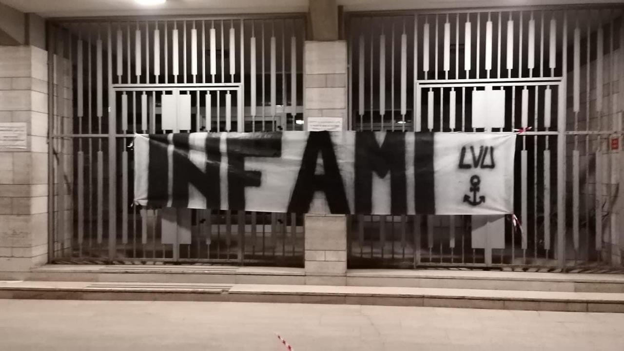 Strage di Viareggio, striscione di protesta davanti al Comune: "Infami, 200mila euro di vergogna"