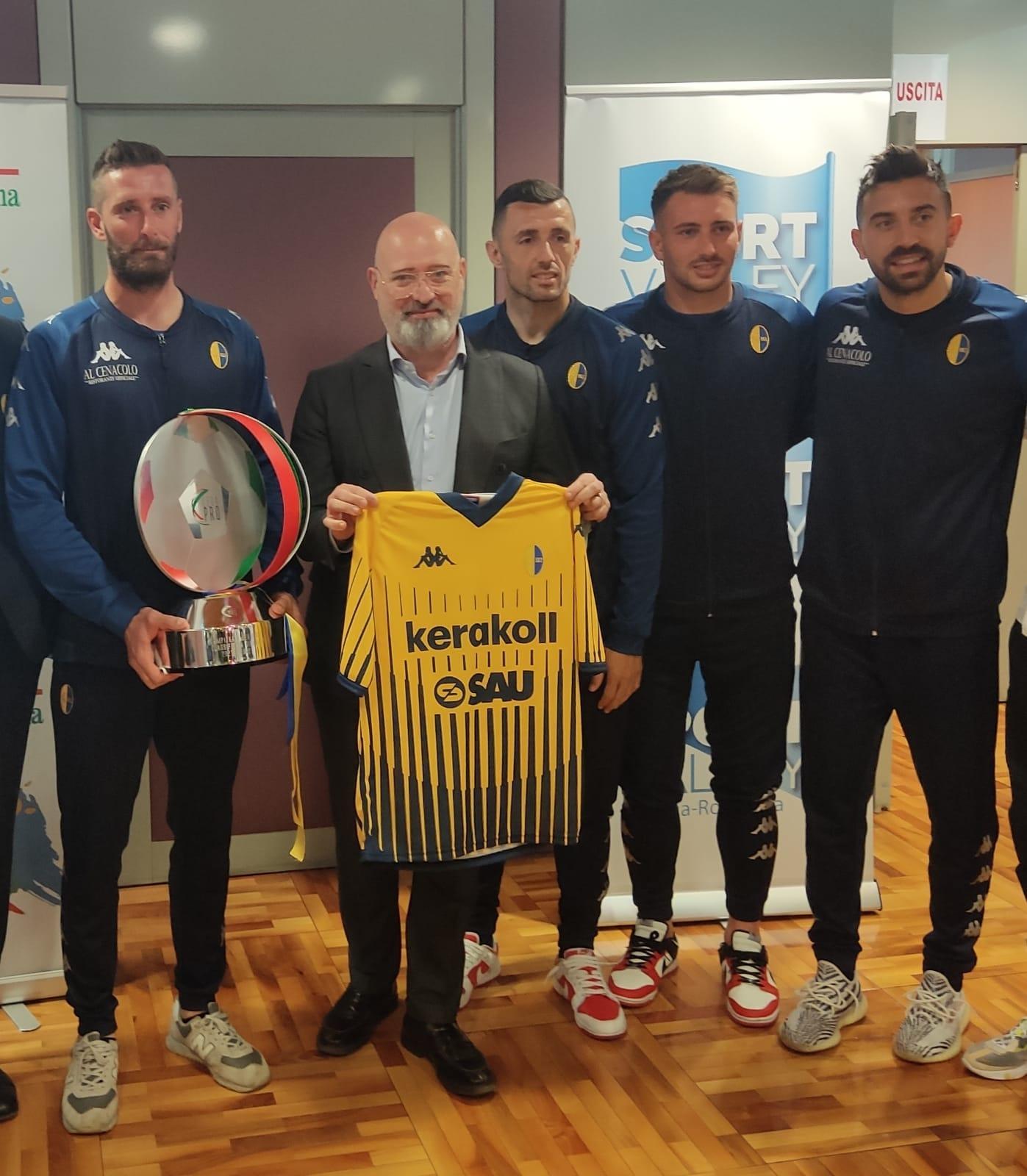 Il presidente della Regione Stefano Bonaccini, tifoso modenese,  premia il Modena Calcio, neopromosso in Serie B 