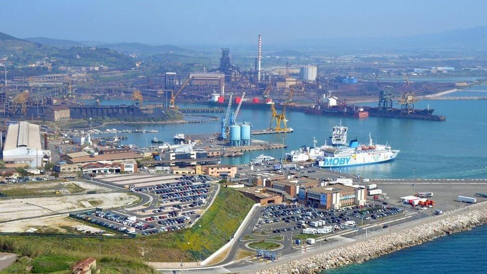 Una veduta delle banchine del porto di Piombino