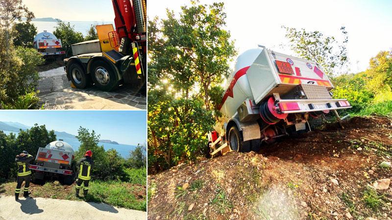 Le operazioni dei vigili del fuoco di Portoferraio per ancorare l’autocisterna con 4mila litri di gpl rimasta in bilico sulla provinciale 28 per Bagnaia (Foto Gio’ Di Stefano)