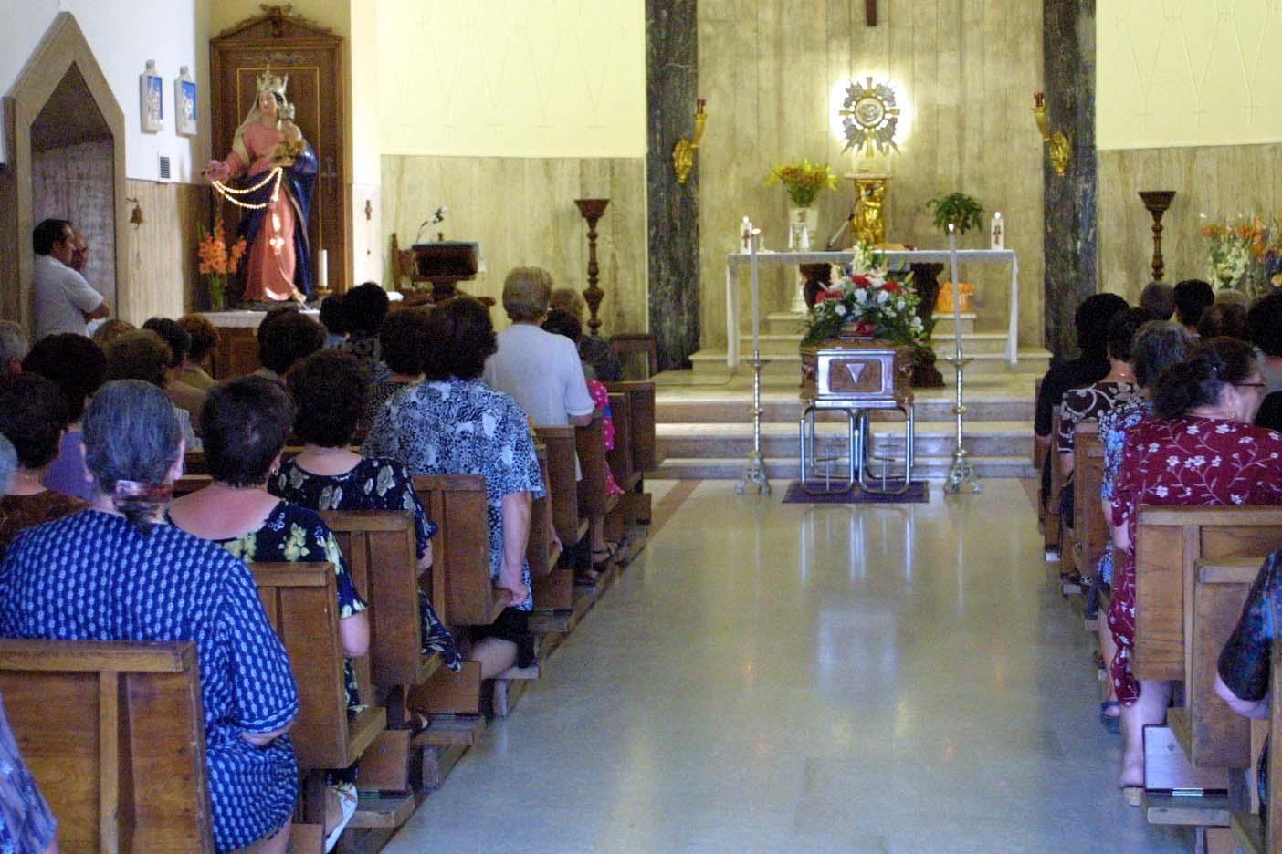 La chiesa di Goro durante la celebrazione di un funerale (foto archivio)