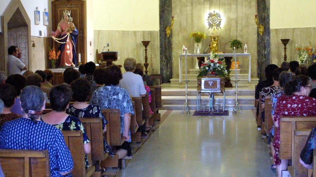 La chiesa di Goro durante la celebrazione di un funerale (foto archivio)