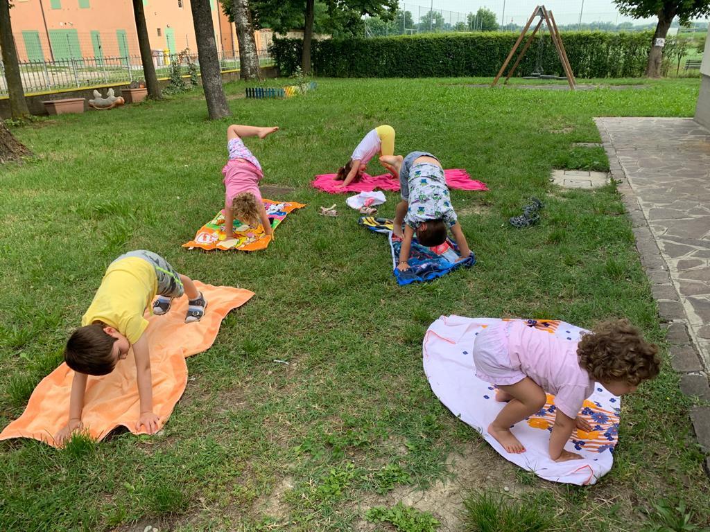 Bimbi che giocano in un centro estivo