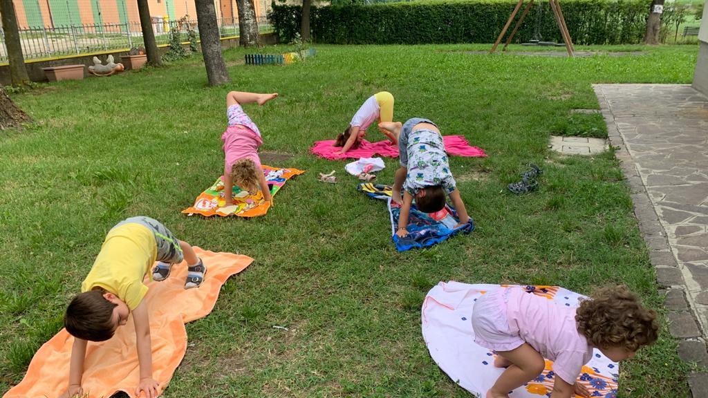 Bimbi che giocano in un centro estivo