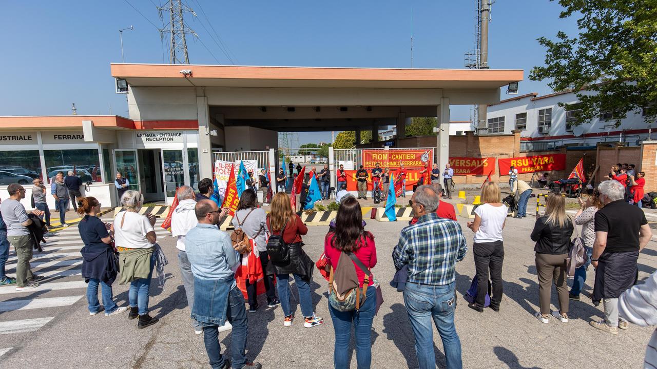 La manifestazione di protesta contro Eni Versalis di lunedì al petrolchimico di Ferrara