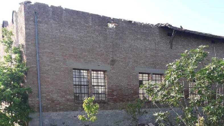 XII Morelli. L’ex molino va a pezzi e ora è crollato il tetto: «Lo diciamo da anni ma nessuno fa niente»