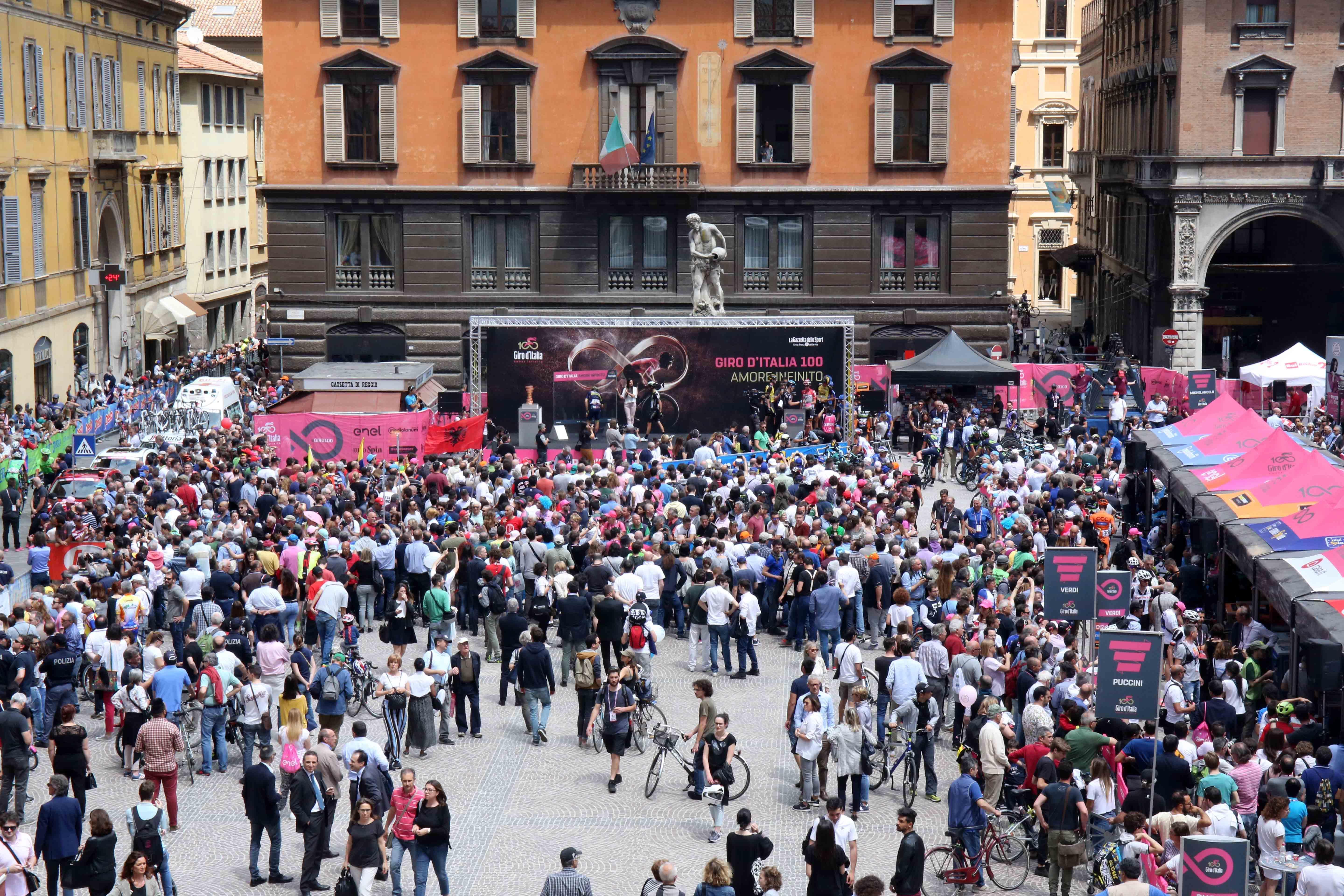Reggio pronta ad accogliere la corsa rosa
