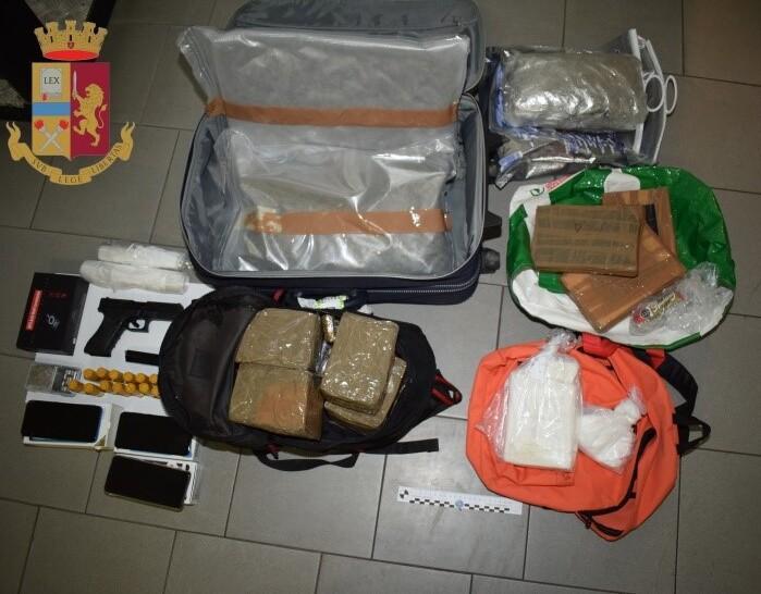 Droga nascosta in casa per mezzo milione. Operaio di 47 anni arrestato dalla polizia 